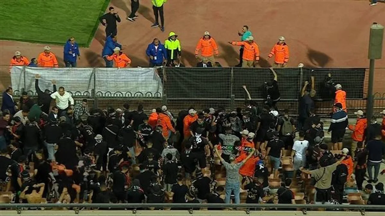 أزمة في المدرجات.. اشتباكات بين جماهير الأهلي والجيش الملكي بعد مشادة اللاعبين بالملعب